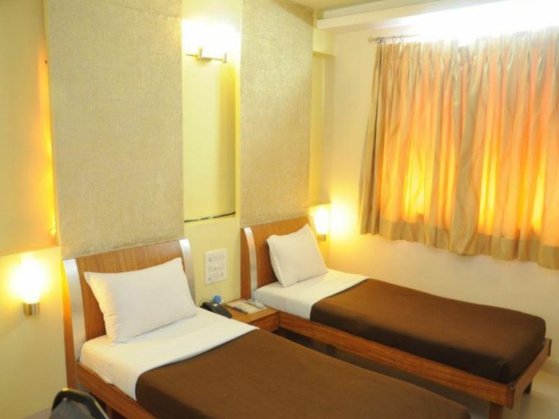 Parth Residency Hotel อาเมดาบัด ภายนอก รูปภาพ
