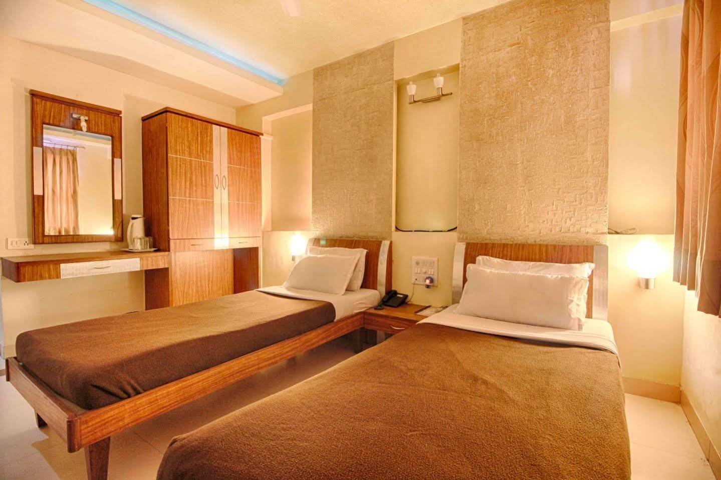 Parth Residency Hotel อาเมดาบัด ภายนอก รูปภาพ