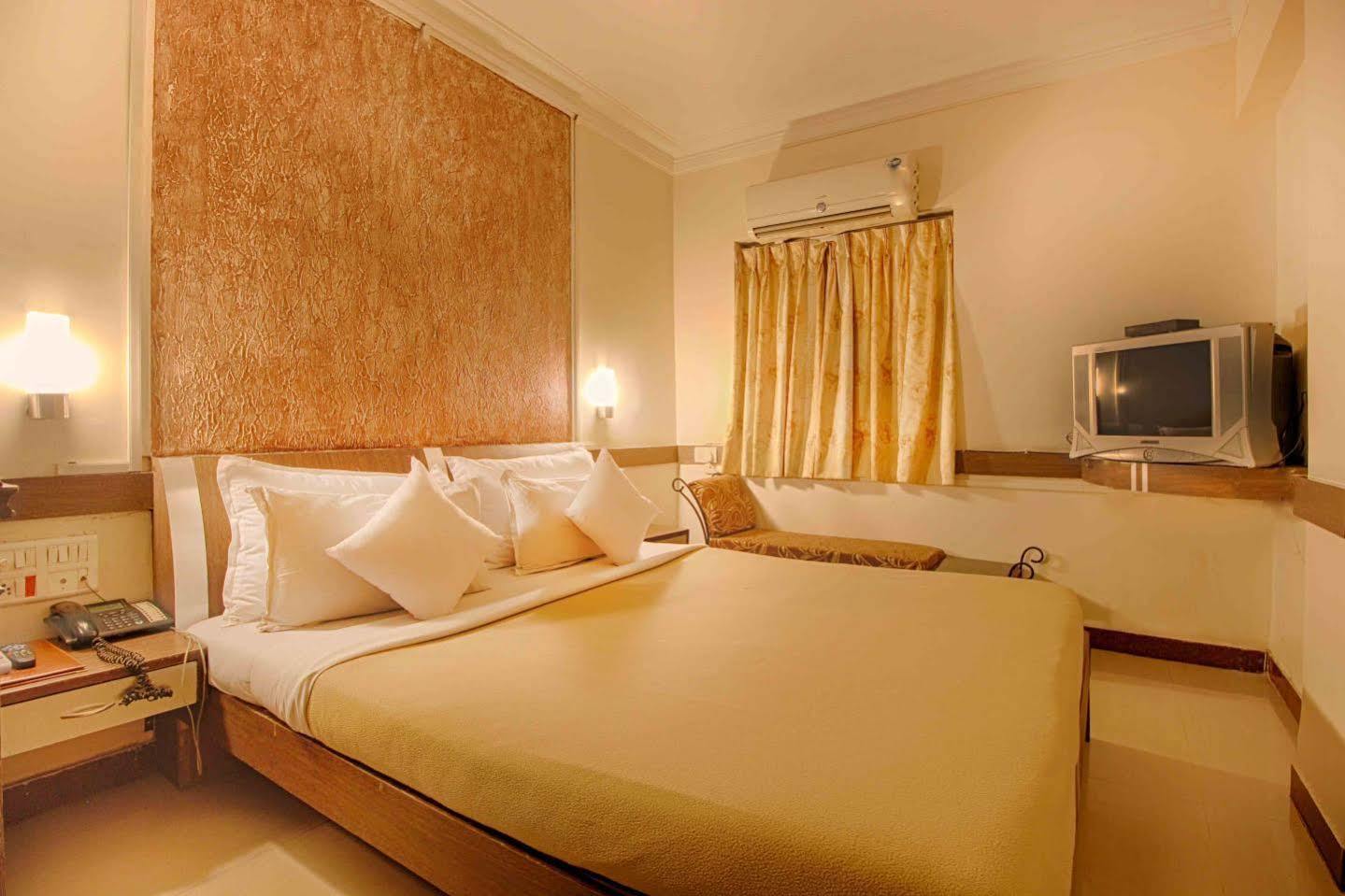 Parth Residency Hotel อาเมดาบัด ภายนอก รูปภาพ